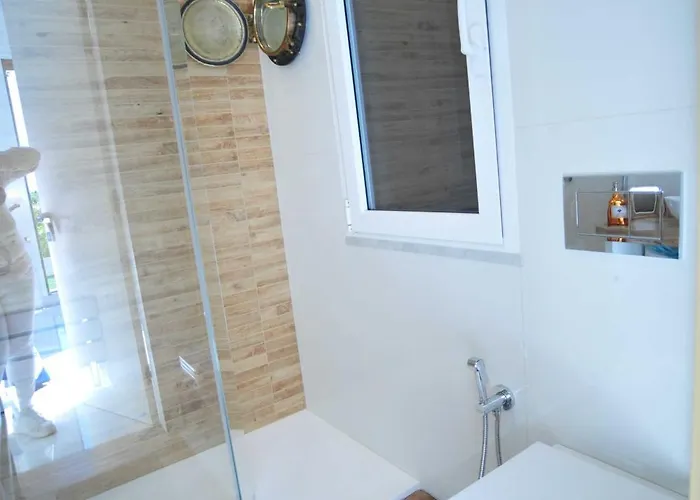 Sky Garden Maria Jose Liguria - Attico Vista Mare - Terraces - 2 Bagni- 2 Da Letto - Box, Wi-fi, Idromassaggio Free Inteiro Attico Per Voi, Con Ascensore *